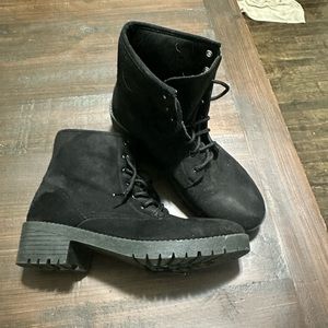 Combat boots. Suede material